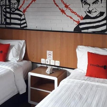 Reddoorz Plus @ Doorman Guest House Bandung Exterior foto